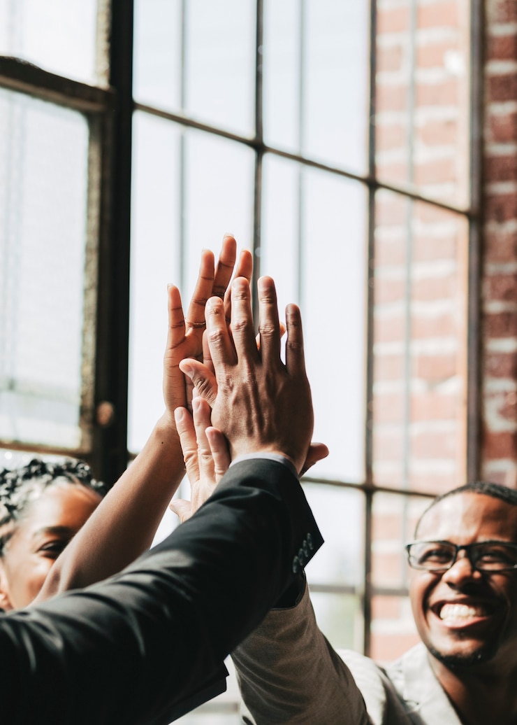 Foto diverse zakenmensen geven een high five in het midden