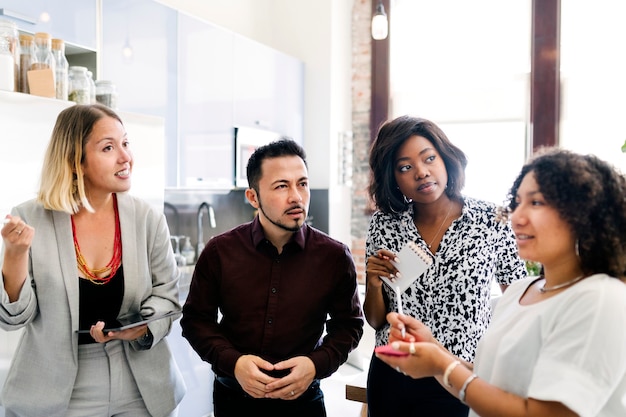 Diverse zakenmensen in een startend bedrijf brainstormen in een vergadering