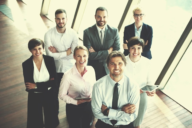 diverse zakenmensen staan samen als team in een modern, licht kantoorinterieur