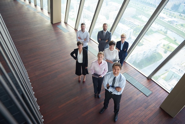 diverse zakenmensen staan samen als team in een modern, licht kantoorinterieur