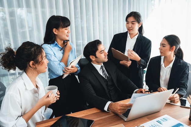 Diverse zakenmensen uit verschillende etnische groepen die in een moderne kantooromgeving werken Productieve en multi-etnische kantoormedewerkers gaan in discussie over strategische zakelijke marketing Zorgvuldig