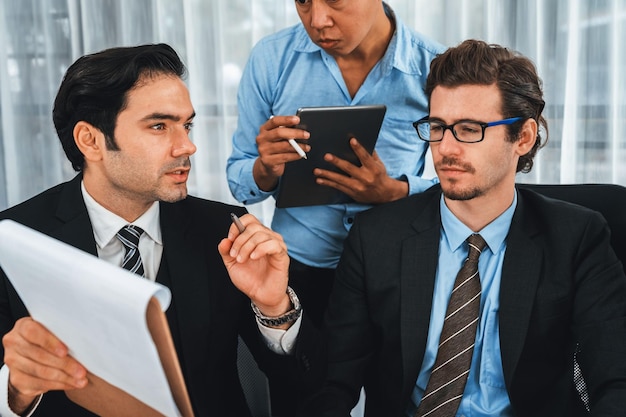 Diverse zakenmensen van verschillende etnische groepen die in een moderne kantooromgeving werken Productieve en multi-etnische kantoormedewerkers gaan in discussie voor strategische bedrijfsmarketing Zorgvuldig