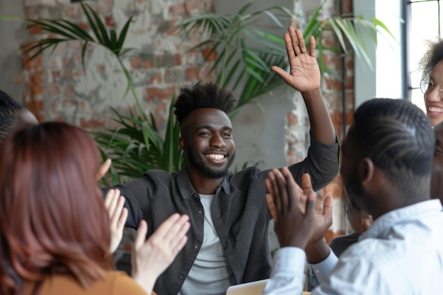 Diverse zakenteam viert succes in kantoorvergadering