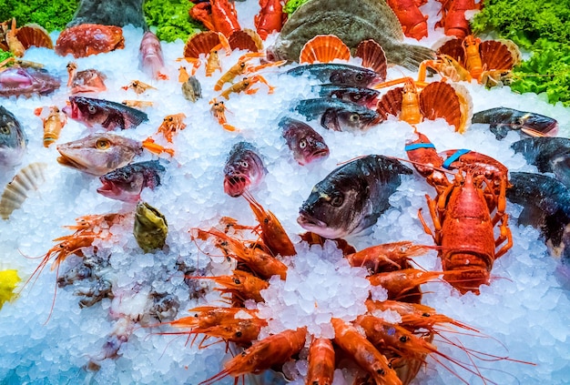 Diverse zeevruchten in de schappen van de vismarkt
