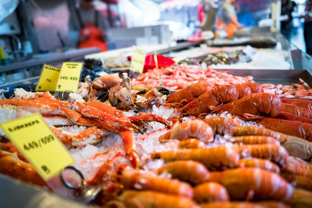 Diverse zeevruchten op de planken van de vissenmarkt in Noorwegen, Bergen