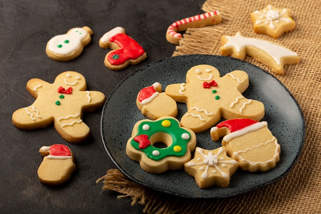 Diverse zelfgemaakte peperkoek kerstkoekjes.