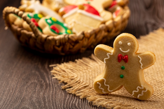 Diverse zelfgemaakte peperkoek kerstkoekjes.