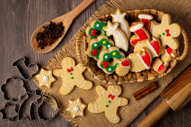 Diverse zelfgemaakte peperkoek kerstkoekjes.