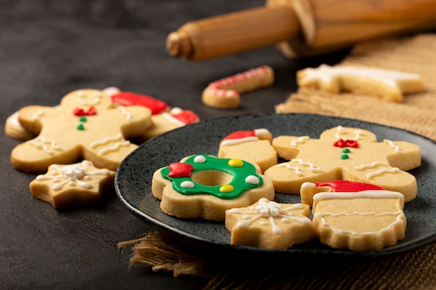 Diverse zelfgemaakte peperkoek kerstkoekjes.