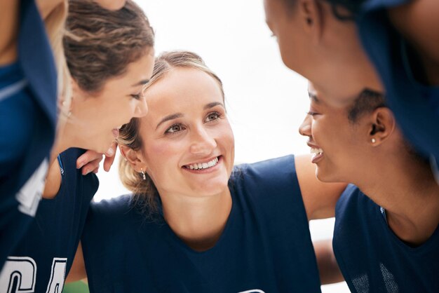 Foto diversiteit meisjesteam en spelmotivatie glimlach en gesprek voor succes gelukkig zijn en spreken voor plan om te winnen teamwork sportvrouwen en praten voor samenwerking matchstrategie en huddle