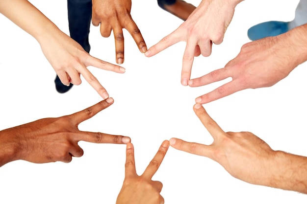 Foto diversiteit, ras, etniciteit, internationaal en mensenconcept - groep handen die een handteken van vrede tonen