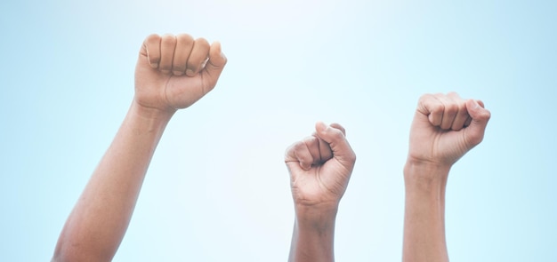 Diversiteit solidariteit of handen voor protest of politiek mensenrechten of vechten voor verandering buiten Vrijheid gemeenschap of groep mensen als samenwerking eenheid of menigte steun gelijkheid als samenleving