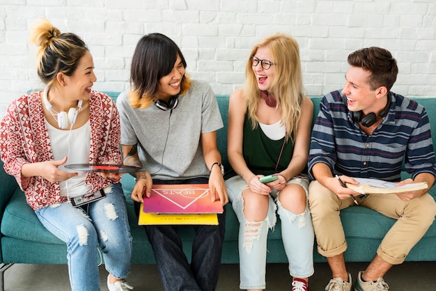 Foto diversiteit studenten vrienden vermaak muziekconcept