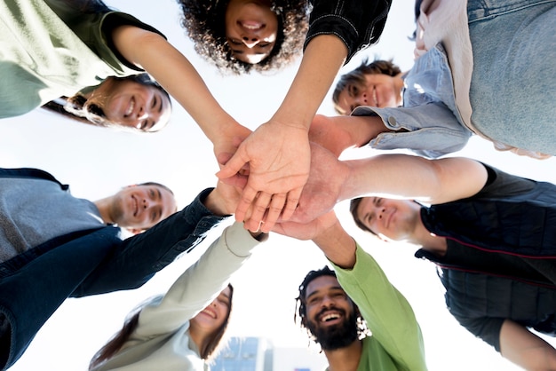 Foto diversiteit van mensen die hand in hand