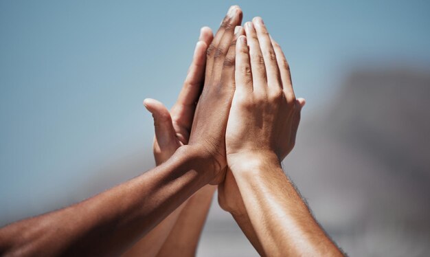 Diversiteit van teamsporten en handen die high five in de lucht doen voor motivatiegemeenschap en ondersteuning Teamwerkinspiratie en multiculturele groep klaar om te beginnen met trainen en spelen in het buitenpark