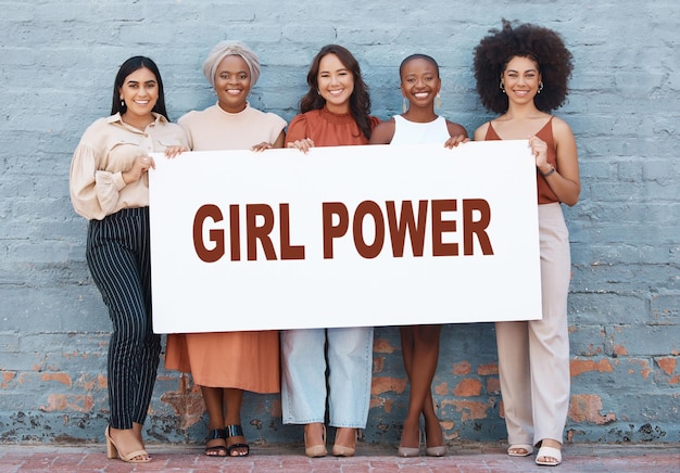 Foto diversiteit van vrouwen en banner voor empowerment op billboard mockup of reclamebord sterk vrouwelijk groepsportret van ondernemer met posterpapier of krachtbord voor aankondiging of stem