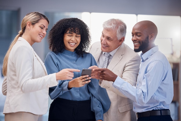 Diversiteit van zakenmensen en smartphone lachen om meme op sociale mediatechnologie en communicatie Bedrijfsgroep op pauzekomedie online met wifi en connectiviteit wijzend op scherm