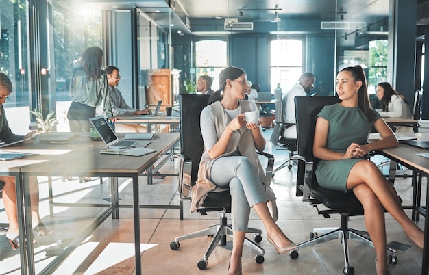 Diversiteit zakenvrouwen en open kantoor met een groep uitvoerende zakelijke collega's en collega's Pratend team dat ideeën en innovatiestrategie deelt op een moderne werkplek voor samenwerking