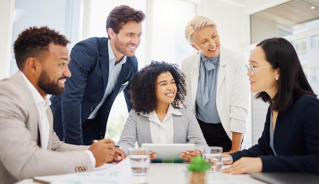 Diversiteitsgesprek en gelukkige zakenmensen luisteren naar investeringsvoorstel bedrijfsinnovatieplan of idee Aandachtsondersteuning en onderzoeksteam managementgroep of Aziatische persoon aan het praten