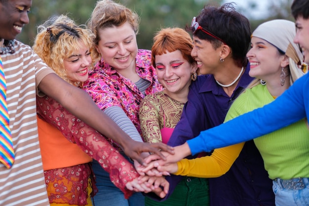 Diversiteitsgroep die de handen ineen slaan als een team