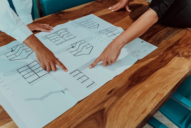 Foto diversiteitsgroep werkt samen aan architecturaal project in kantoorinterieur, jonge mannelijke en vrouwelijke creatieve grafische ontwerpers werken samen tijdens brainstormen met behulp van moderne technologie.