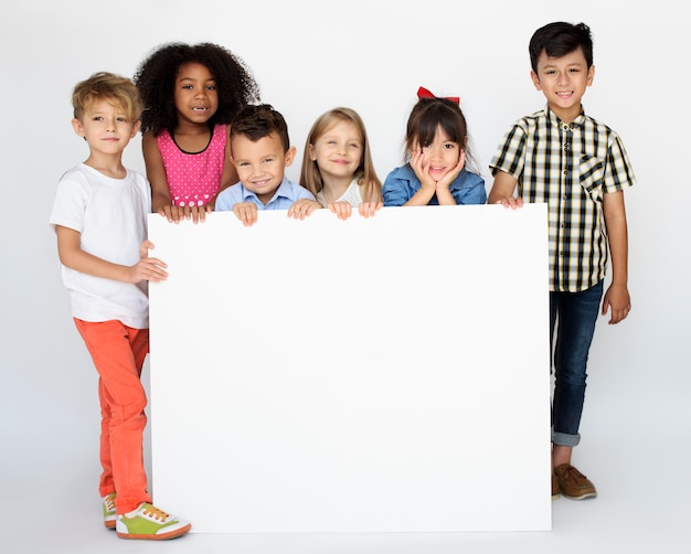 Diversiteitskinderen die Bannerraad tonen