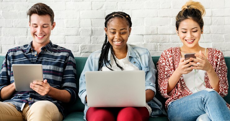 Foto diversiteitsvrienden vrouwen die digitaal apparatenconcept gebruiken