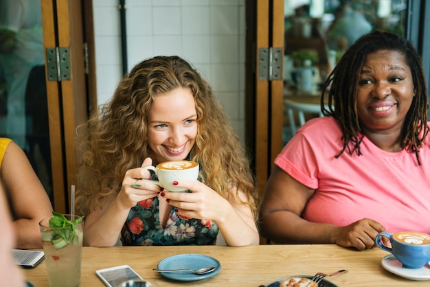 Diversiteitsvrouwen socialiseren Samen Samen Concept