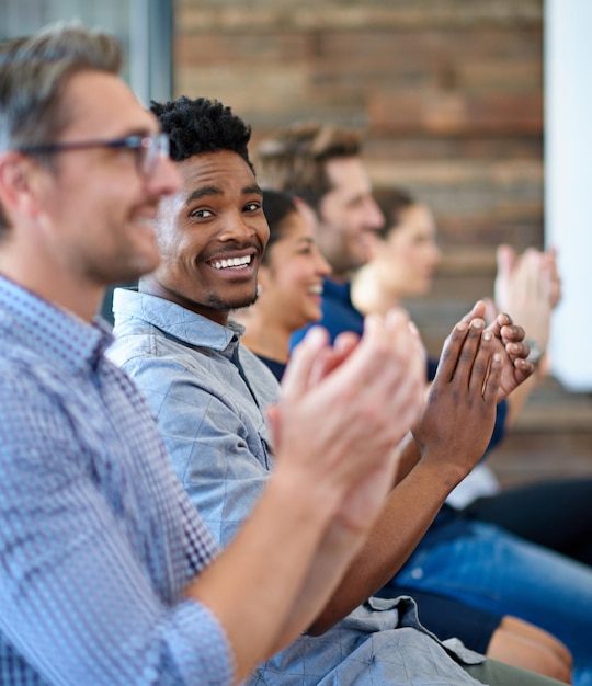 Foto colleghi della diversità con applausi e in una sala riunioni del loro posto di lavoro per la felicità supporto al successo o al successo e colleghi che applaudono insieme durante un workshop o un seminario in una sala riunioni