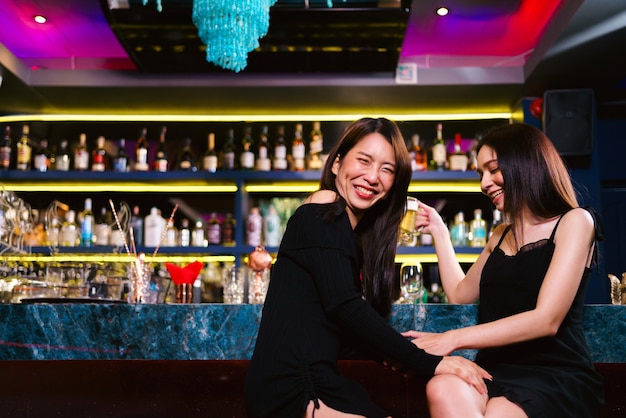 Photo diversity of happy and smile women laughing holding a glass of wine clubbing event