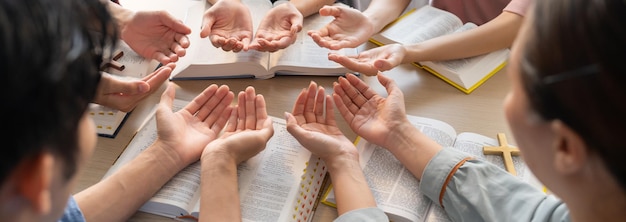 Фото Разнообразие людей руки молятся верно вместе на библейской книге burgeoning