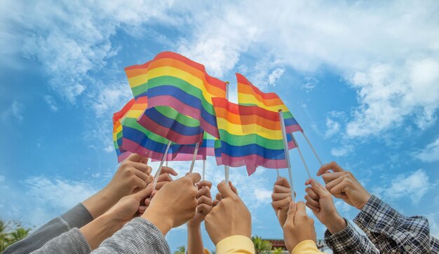 사진 다채로운 lgbtq 무지개 깃발을 함께 올리는 다양성 사람들의 손은 lgbt 커뮤니티의 상징입니다