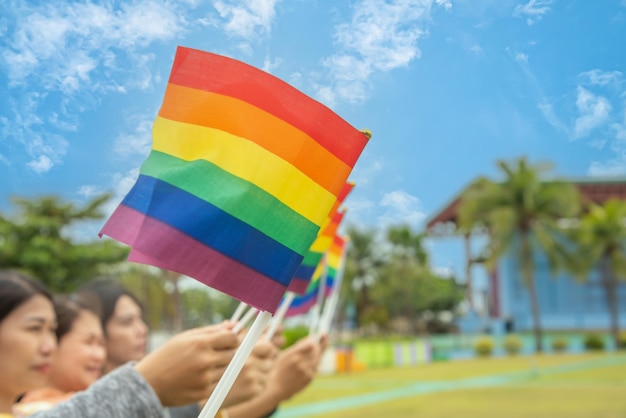 사진 다채로운 lgbtq 무지개 깃발을 함께 올리는 다양성 사람들의 손은 lgbt 커뮤니티의 상징입니다