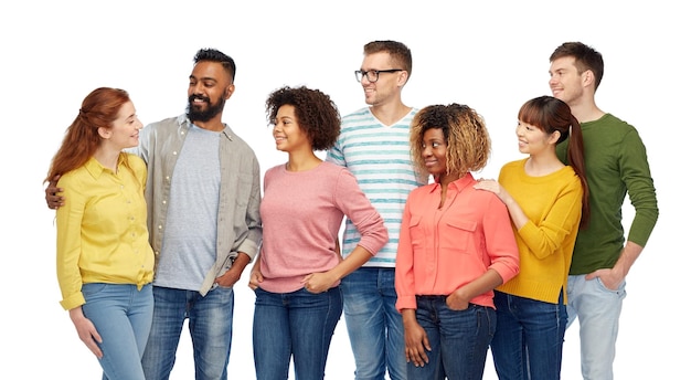 Foto concetto di diversità, razza, etnia e persone - gruppo internazionale di uomini e donne sorridenti felici su bianco