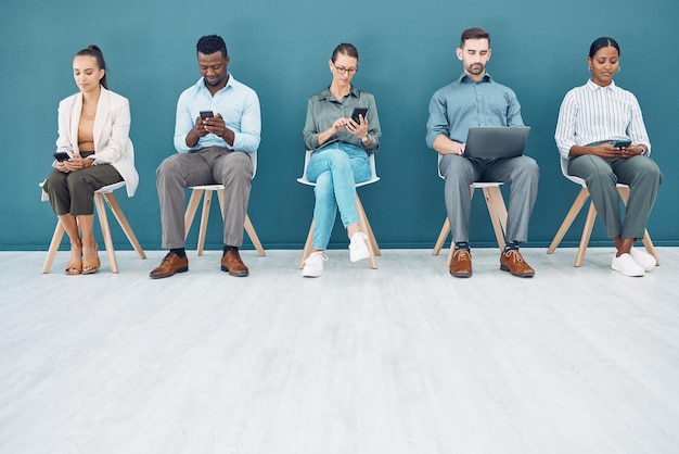 Foto team di diversità e dispositivo digitale per collegare la comunicazione sul posto di lavoro o in ufficio moderno conversazione di lavoro di squadra o brainstorming per il marketing sui social media o attività di collaborazione pubblicitaria