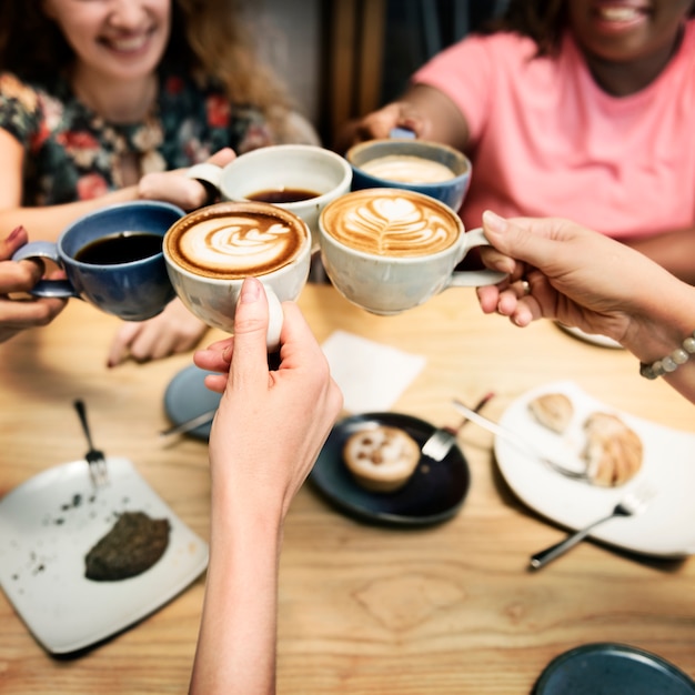 Foto le donne di diversità socializzano insieme il concetto di unità