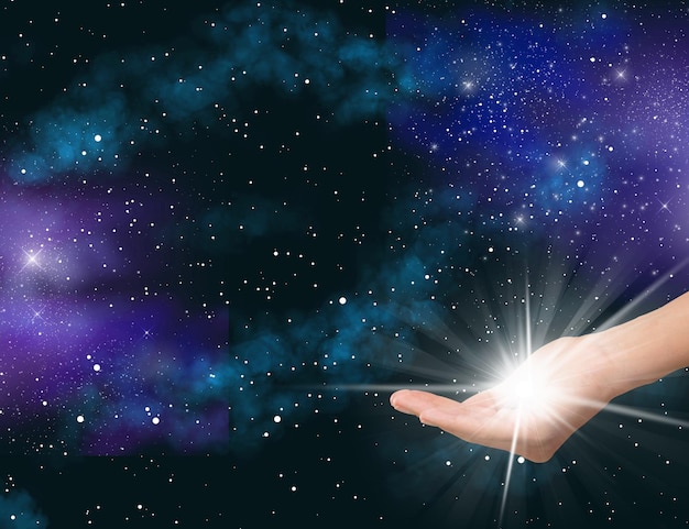 Фото Концепция божественной жизненной силы, женские руки с яркой световой энергией