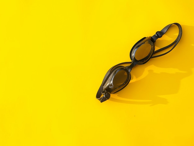 Фото Дайвинг очки на желтом фоне лета