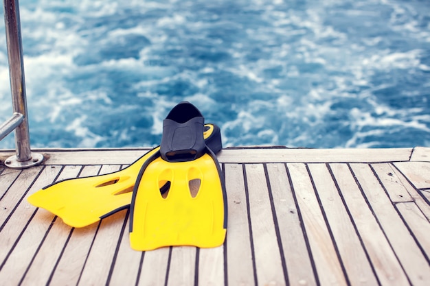 Фото Ныряющая маска и ласты на лодке