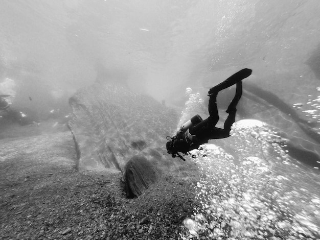 Photo diving through the cold and silent