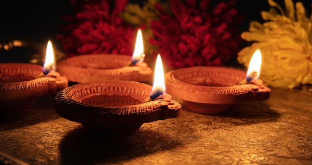 Diwali Deepavali Hindoe festival van lichten Diya lamp op Puja thali overhead