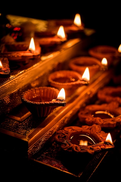 Diwali diya 또는 선물로 밤에 조명, 변덕스러운 장면 위에 꽃