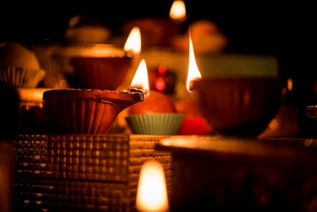 Diwali diya of verlichting in de nacht met geschenken, bloemen boven een humeurig tafereel