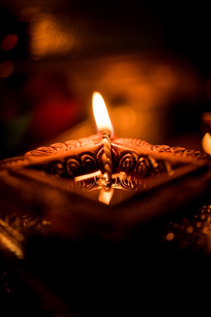 Diwali diya of verlichting in de nacht met geschenken, bloemen boven een humeurig tafereel