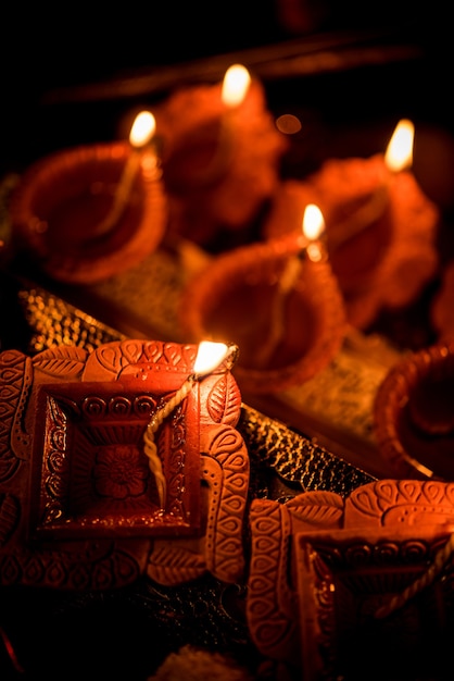 Diwali diya of verlichting in de nacht met geschenken, bloemen boven een humeurig tafereel