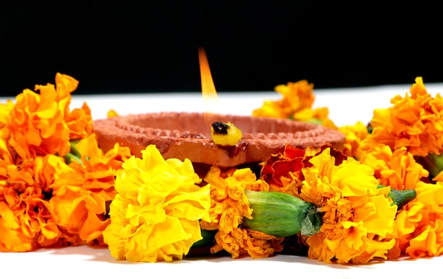 디왈리 디야, 인도 디파발리 축제 행사에 아름답게 장식된 오일 램프