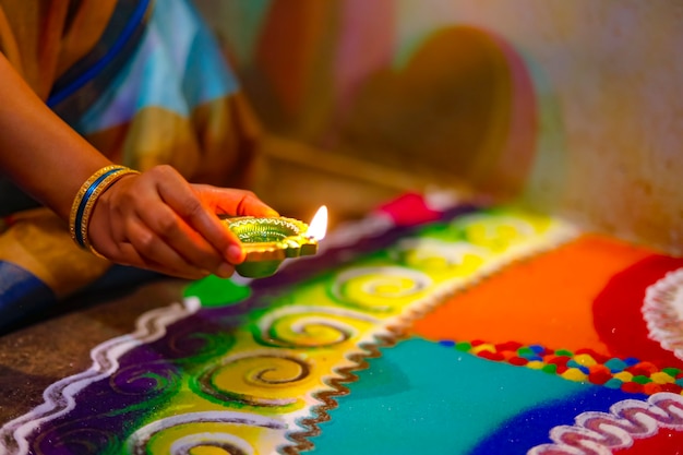 디왈리 또는 빛의 축제. 전통적인 인도 디왈리 축제, 오일 램프를 들고 있는 여성 손