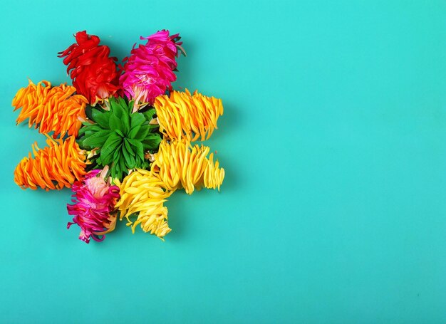 Foto fiore di diwali con candela astratta fatta di colori diversi