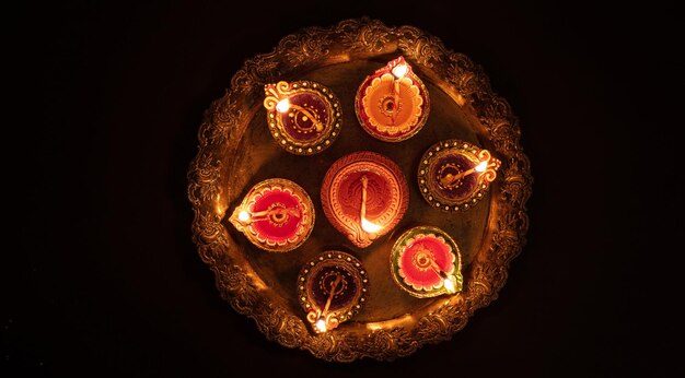 Diwali hindoe-festival van lichten viering Diya olielampen tegen donkere achtergrond