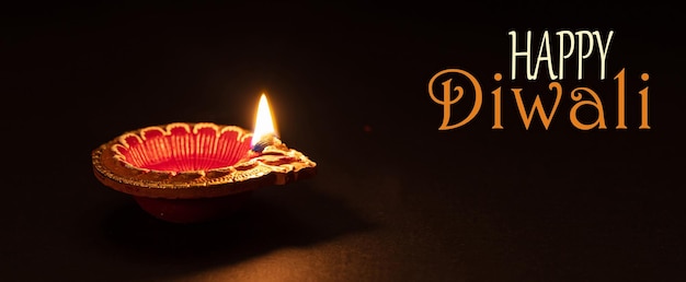 ディワリ ヒンズー教の光の祭典ディヤ オイル ランプ暗い背景に対して